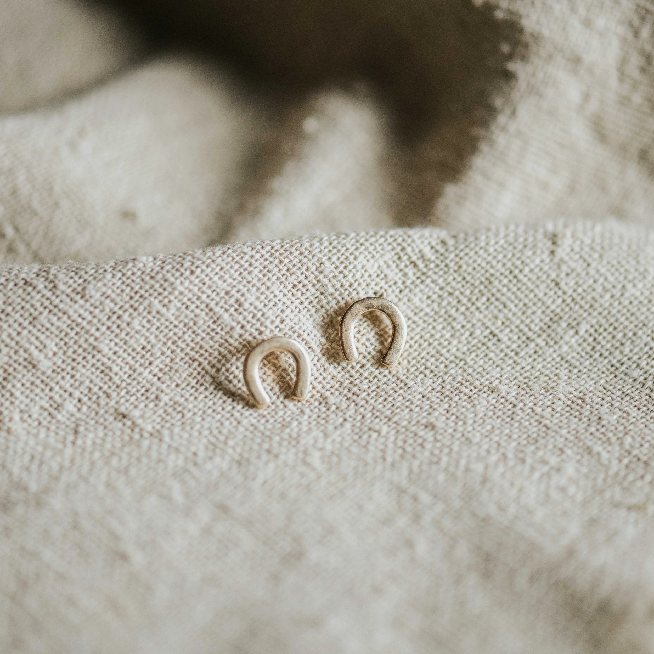 HORSESHOE STUDS