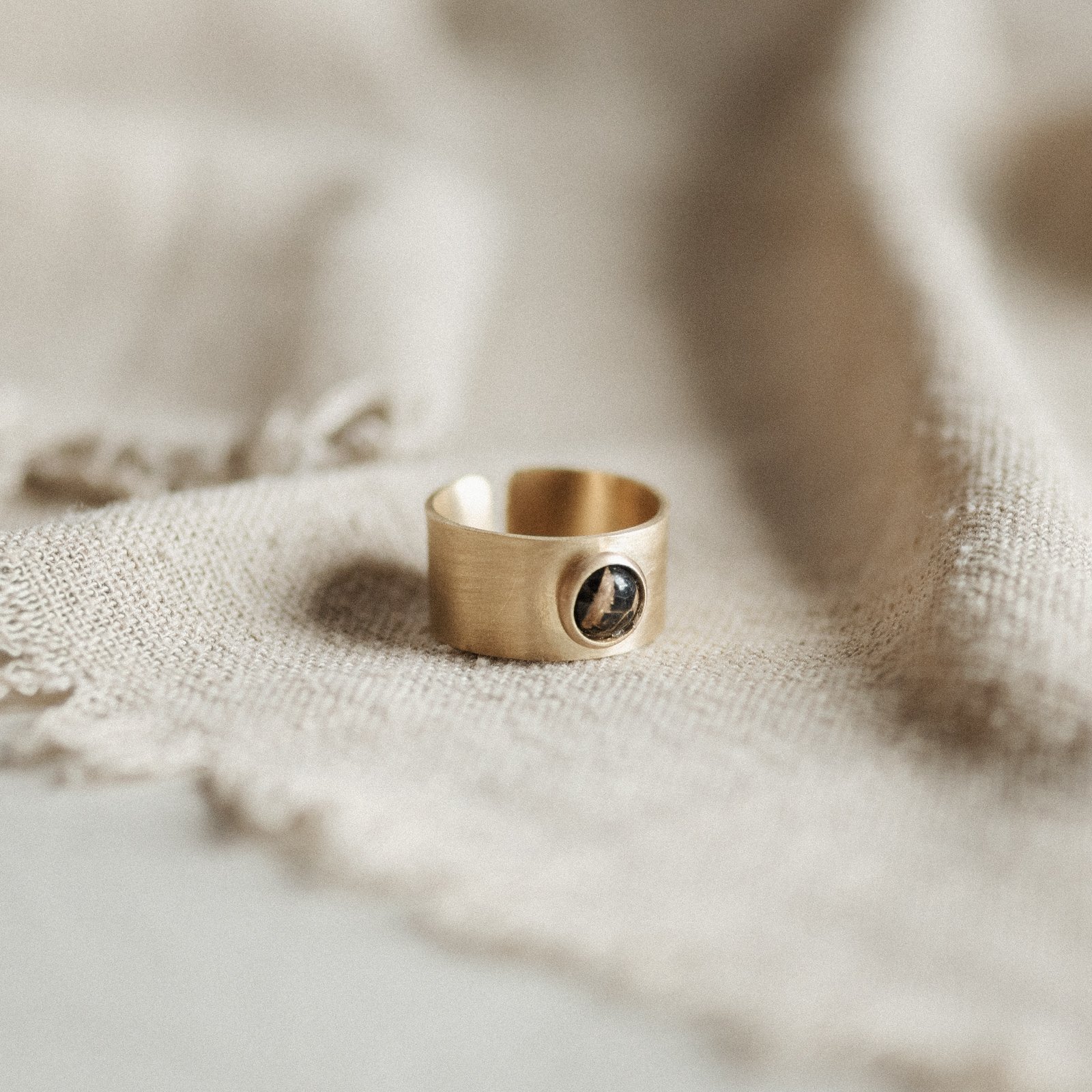 Nile RIng_6mm_Copper Obsidian_Brass_Commonform-9.jpg