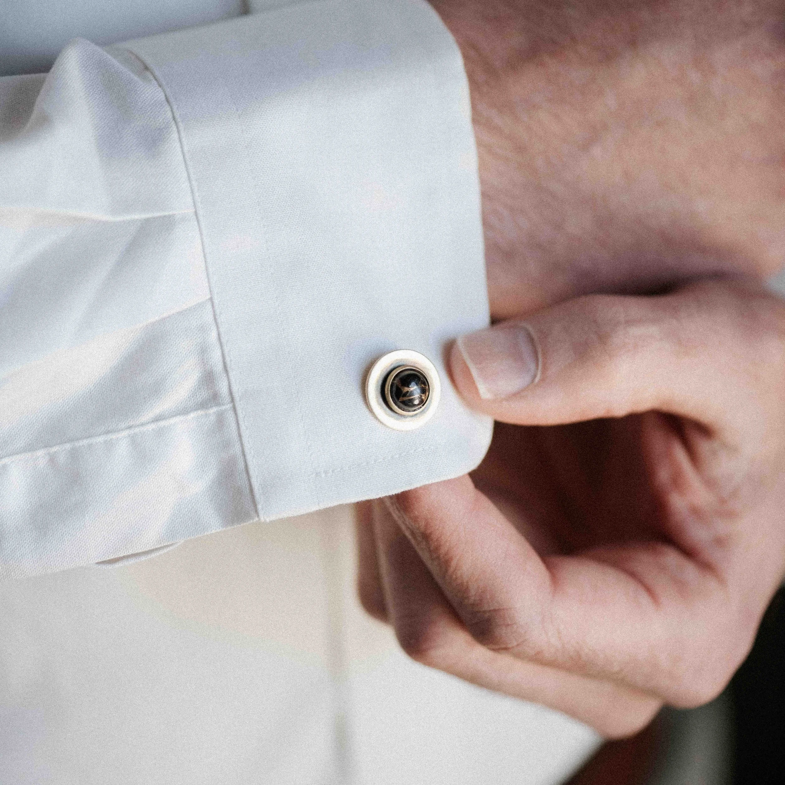 COMMONFORM_Modern Statement Gold Cuff links-3.jpg