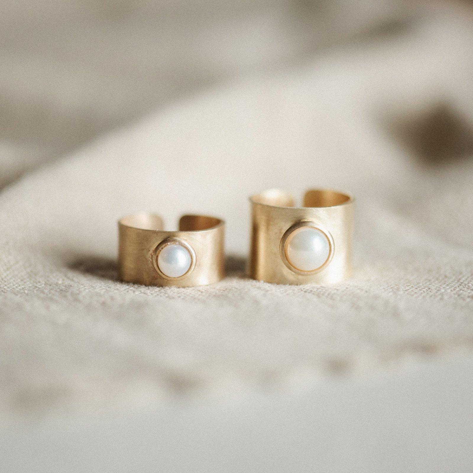 Nile Ring_6mm vs 8mm_Pearl_Brass_Commonform.jpg
