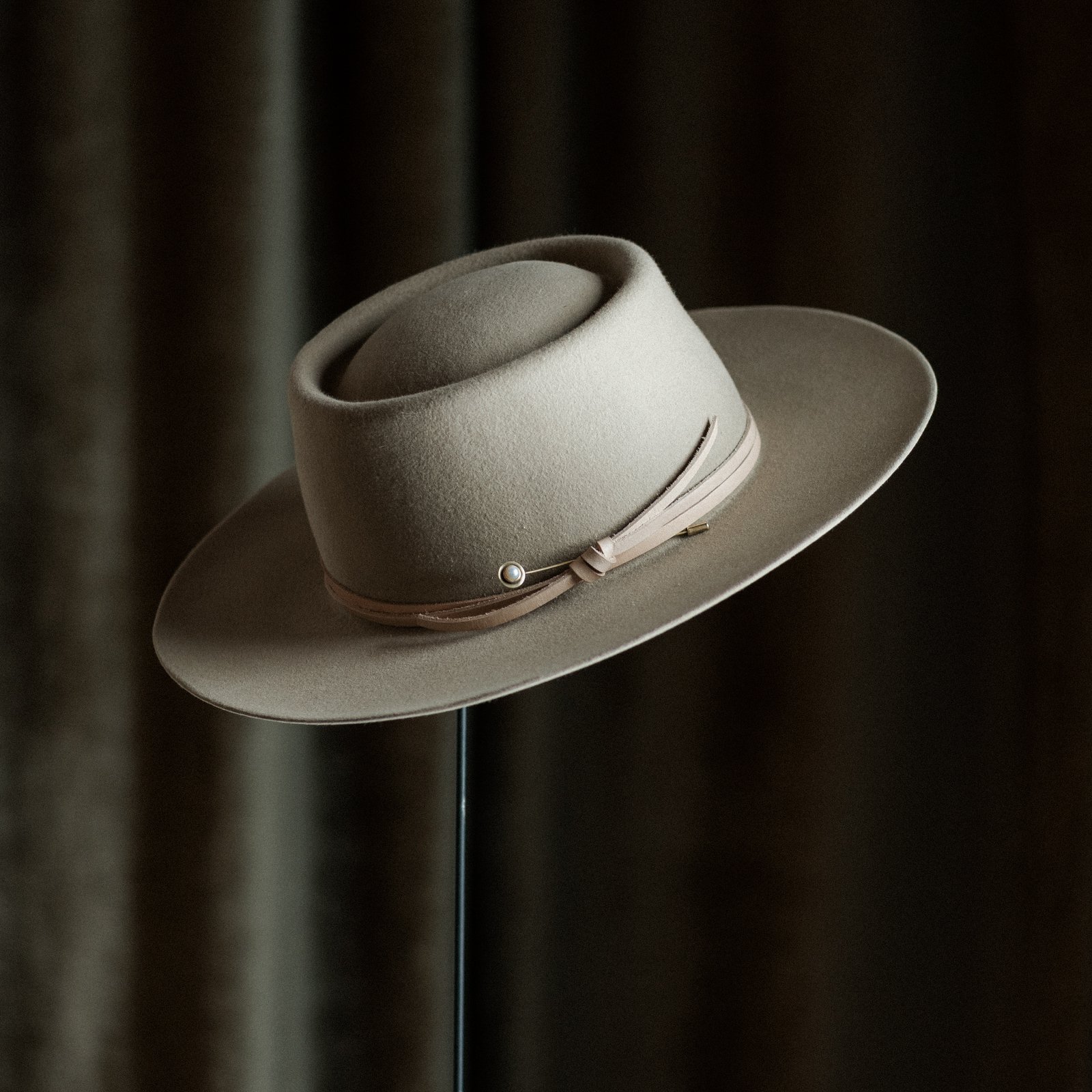 Gibbon Hat Pin_Pearl_3.5%22_Commonform-37.jpg