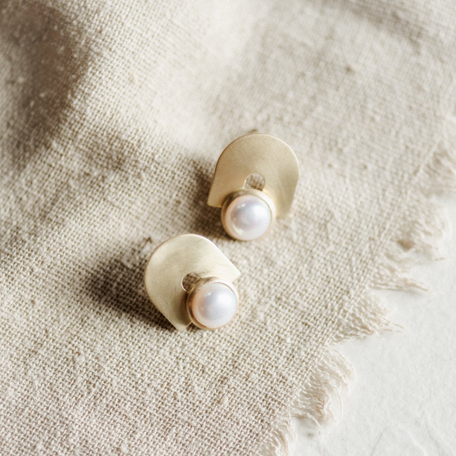 BALI STUDS // PEARL