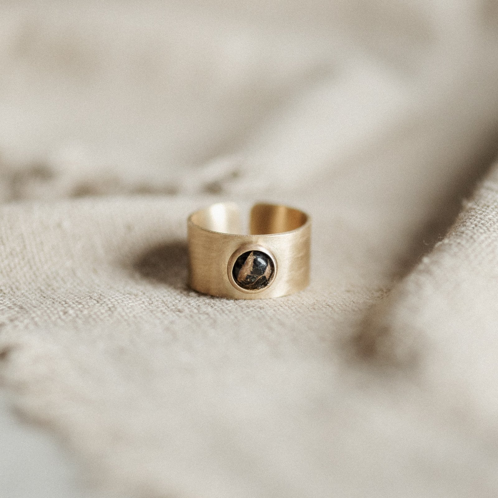 Nile RIng_6mm_Copper Obsidian_Brass_Commonform-8.jpg