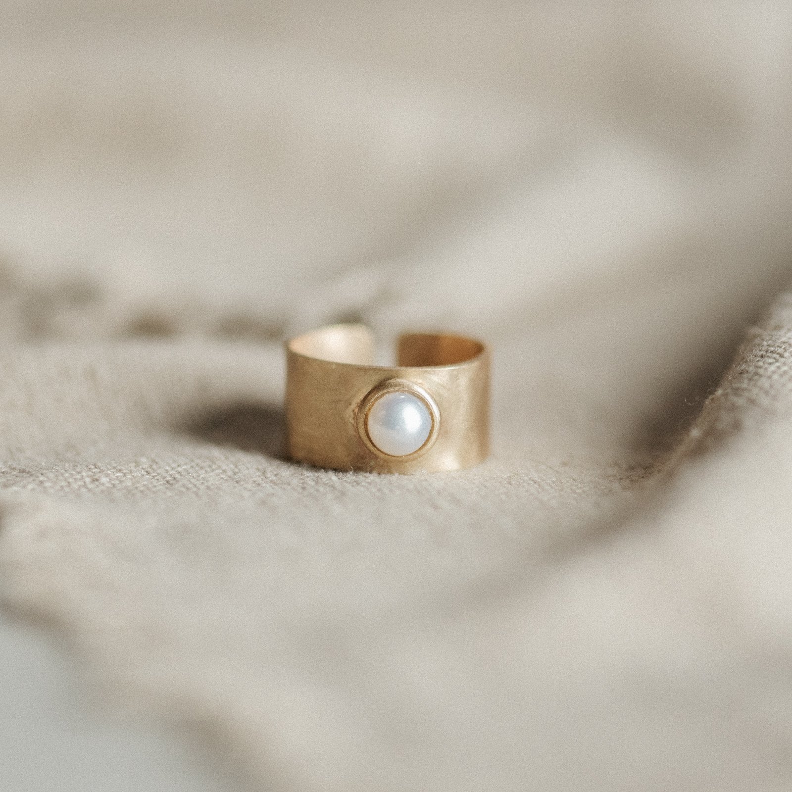 Nile Ring_6mm_Pearl_Brass_Commonform.jpg