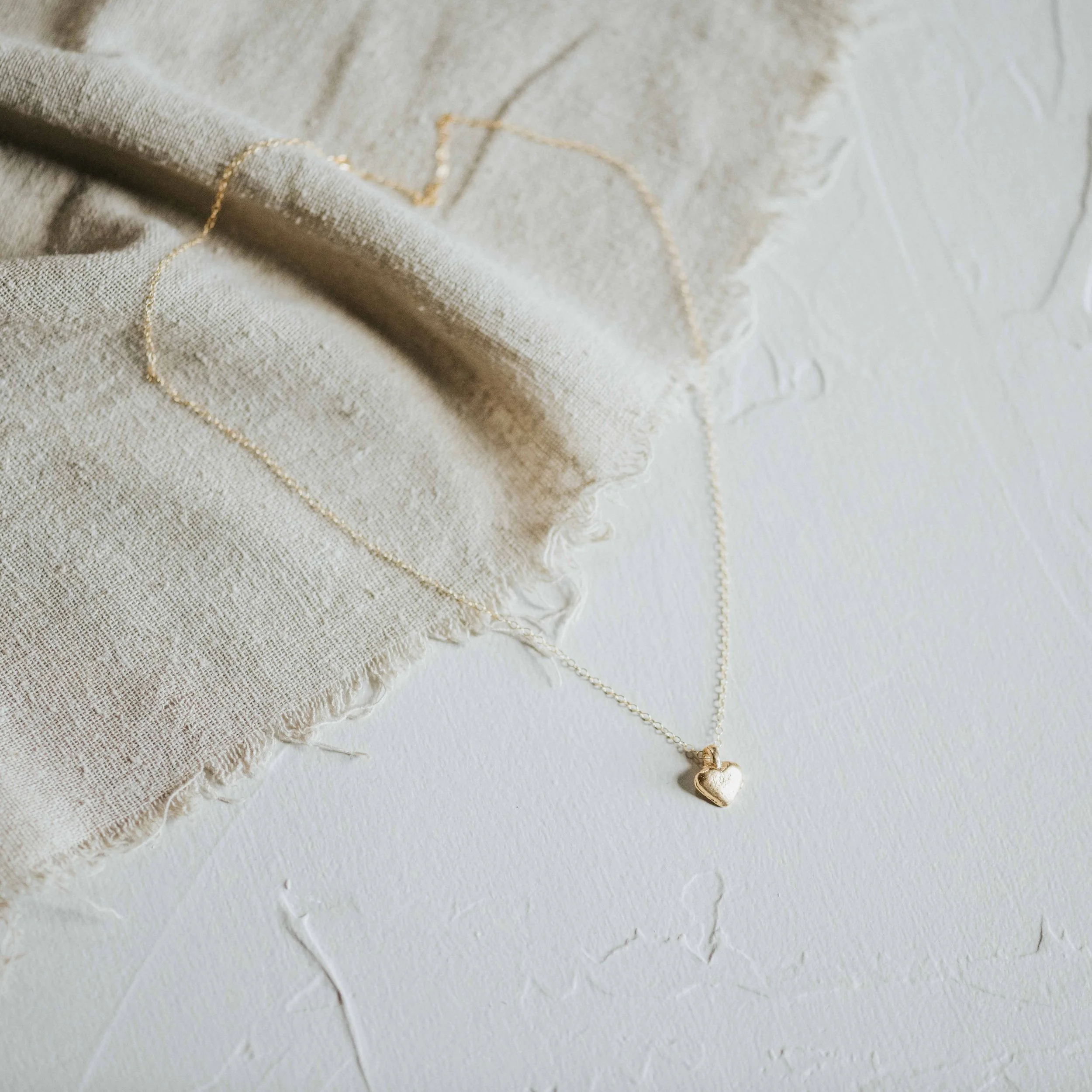 COMMONFORM_Amor_Gold Heart Necklace-23.jpg