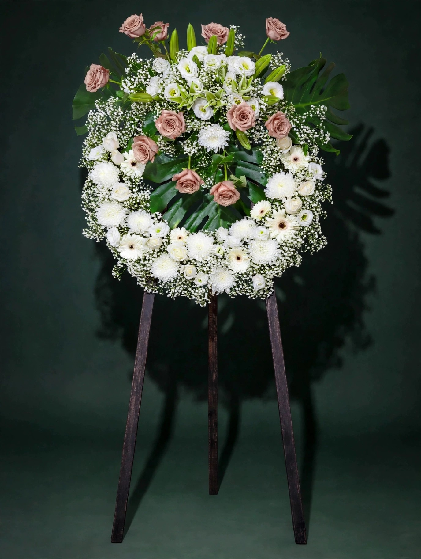 高腳架花圈.白百合.粉紅色玫瑰.焦糖色玫瑰. 白色非洲菊. 白色滿天星. 白菊花.白桔梗.png