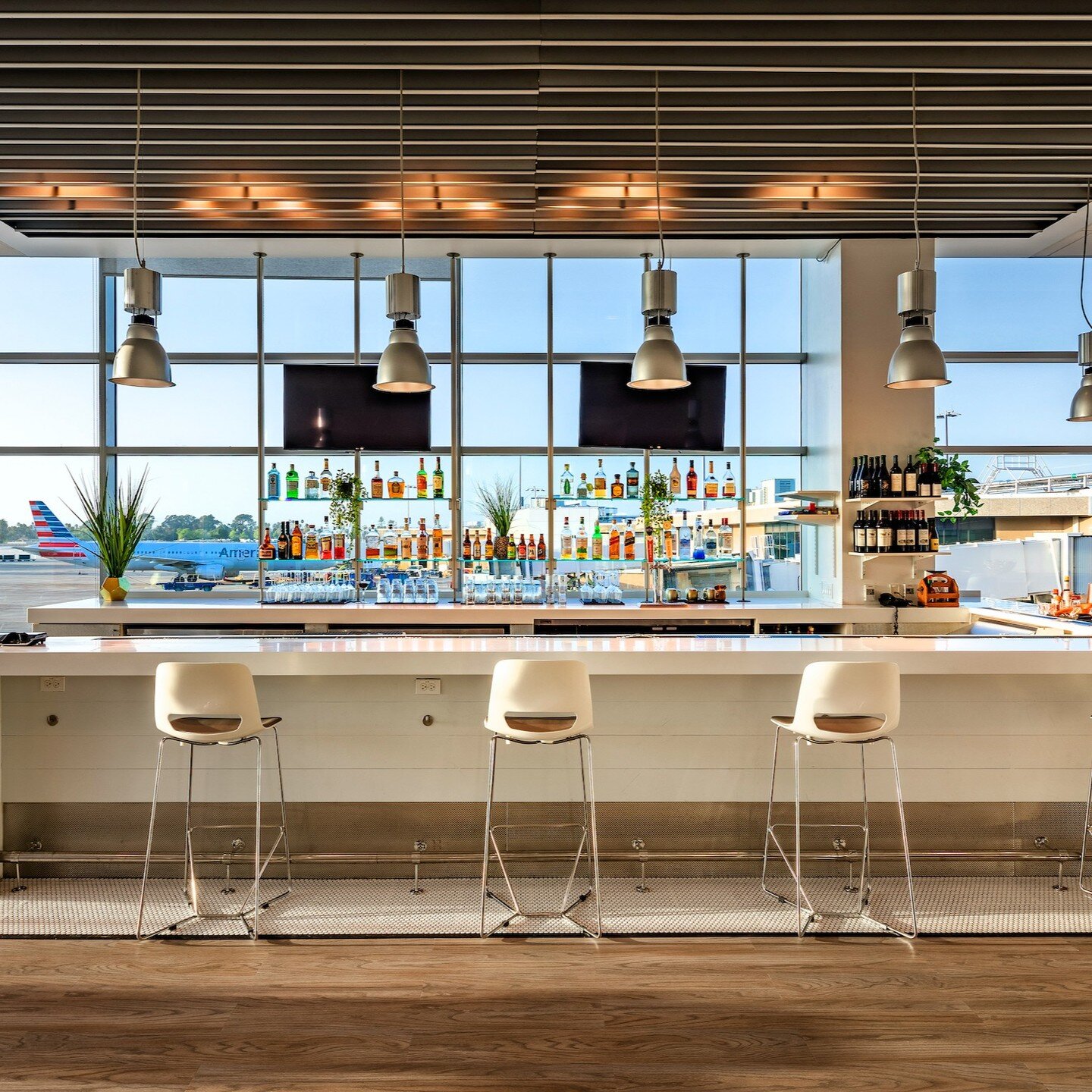 Take a break from the hustle and bustle of the airport at one of San Diego's top lounges! ✈️🌴

Featured in these images is the recently renovated @aspireairportlounges San Diego Lounge in Terminal 2.

Our guide covers all the SAN lounge options, fro