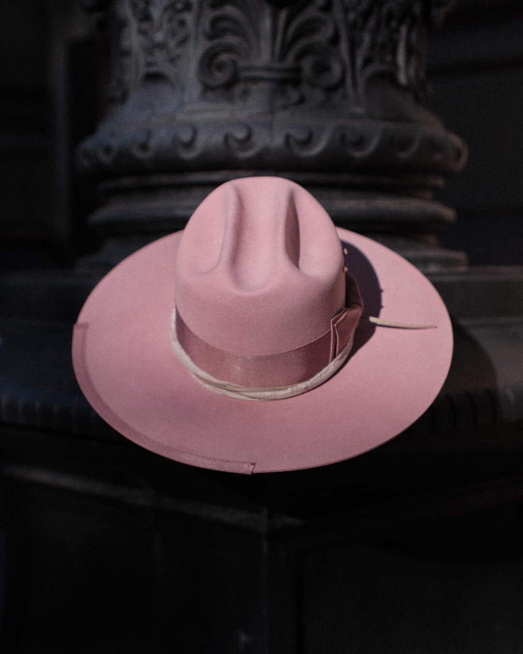 Western weight beaver felt in baby pink with matching grosgrain and brim binding, off white linen and leather cord and rhodonites