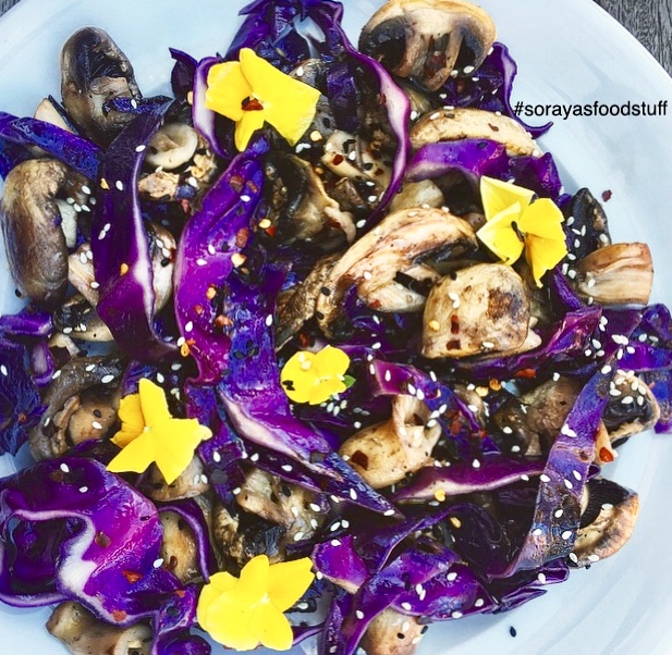 Sommersalat med rød spidskål og champignoner