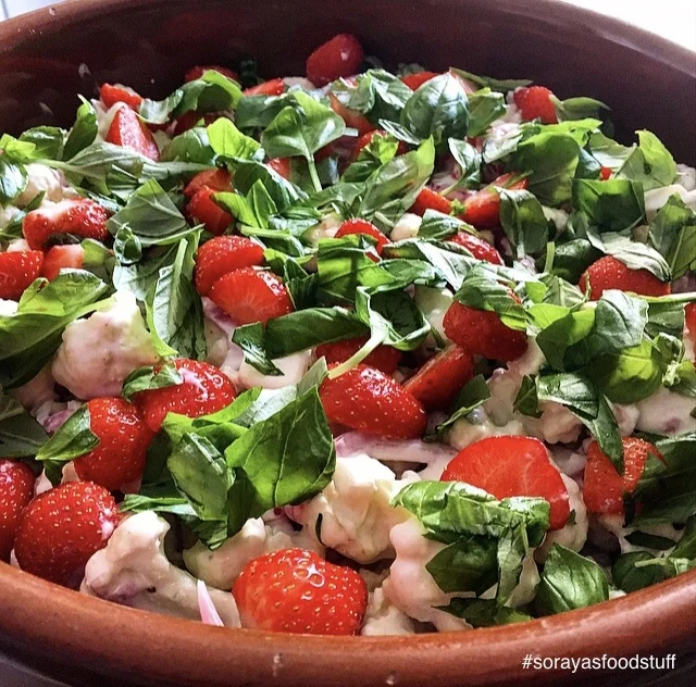 rå Blomkålssalat med jordbær og syltede rødløg