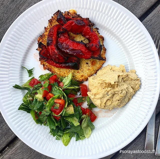 Glutenfri blomkåls-bund med salat og hummus
