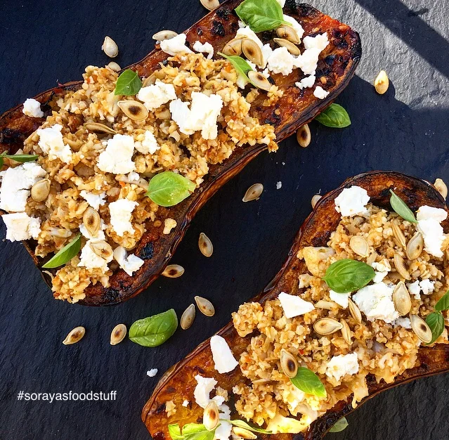 Bagt butternutsquash med blomkålsris, pesto og fetaost