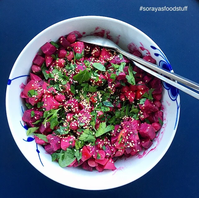 Rødbedesalat med kikærter, æbler og fetaost