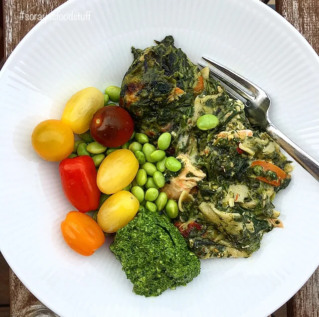 Lakselasagne med spinatpesto, edamamebønner og smukke smagfulde tomater