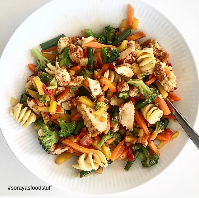 Kylling, pasta og grøntsager på under 25 minutter