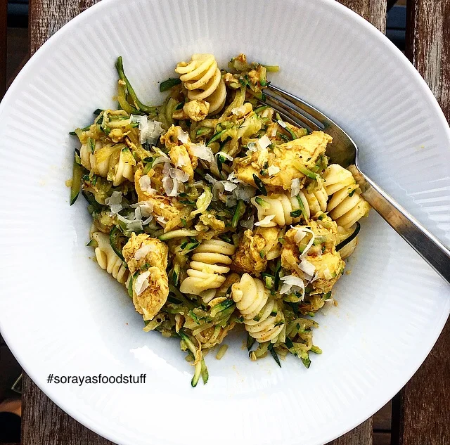 Kylling, pasta og spaghetti-squash på under 25 minutter
