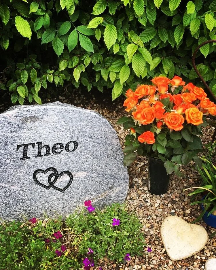Theos gravsted