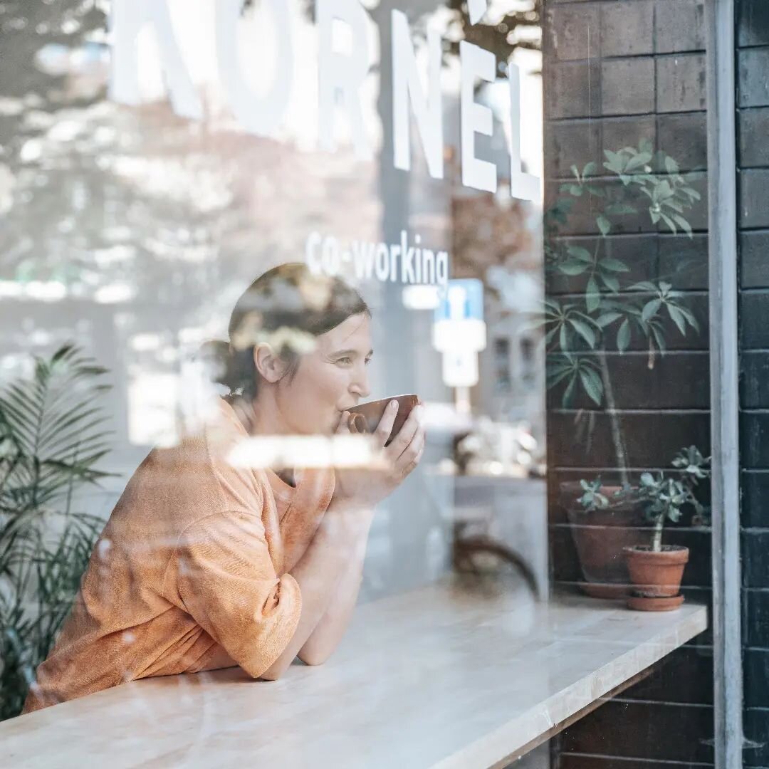 Co-worken in Korn&eacute;l, hoe zit dat nu juist?

Korn&eacute;l bestaat uit een bar en een co-working ruimte. Hier komen co-worken is gratis, reserveren is niet nodig en iedereen kan gewoon komen werken van maandag - vrijdag 8:00 - 16:00. Wel vragen