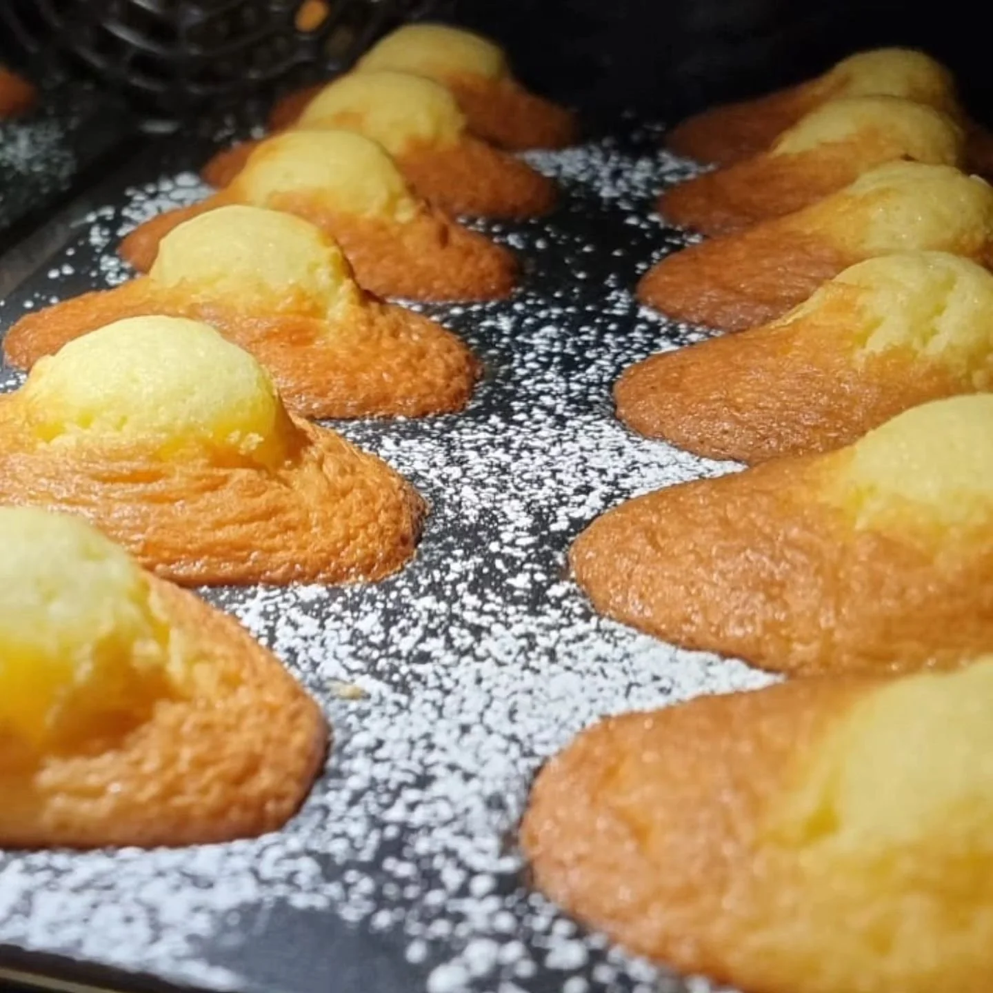 Morgen weer open na een weekje vakantie!
Morgen dus weer verse Madeleines!
Ze zijn nog altijd #glutenvrij, #homemade én vol smaak!
#kornél #breakfast #lunch #coffee #art #terras  #specialtycoffee #berchem #coffeebar