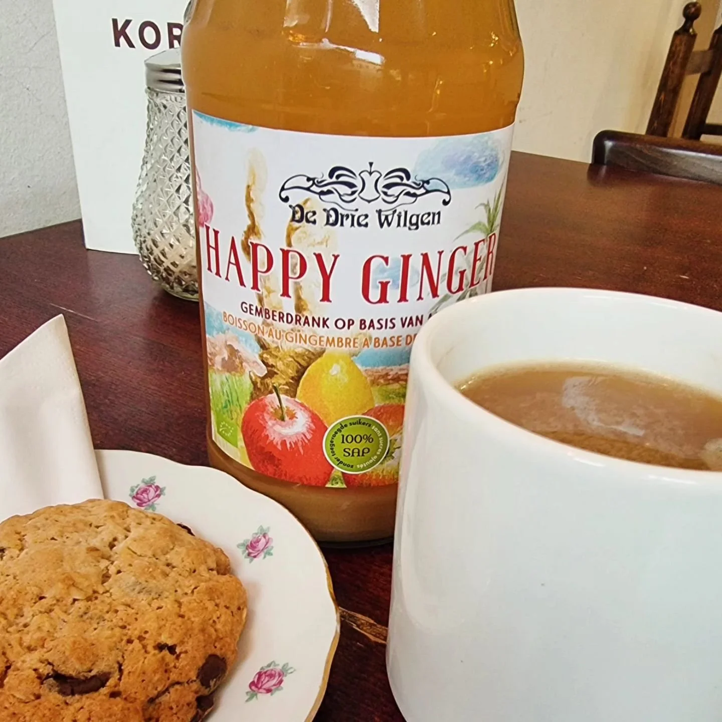 Onze winterspecial: warme gemberdrank van @dedriewilgen . Een heerlijke combinatie met de #homemade chocolate cookies!
#kornél #breakfast #lunch #coffee #art #terras  #specialtycoffee #berchem #coffeebar