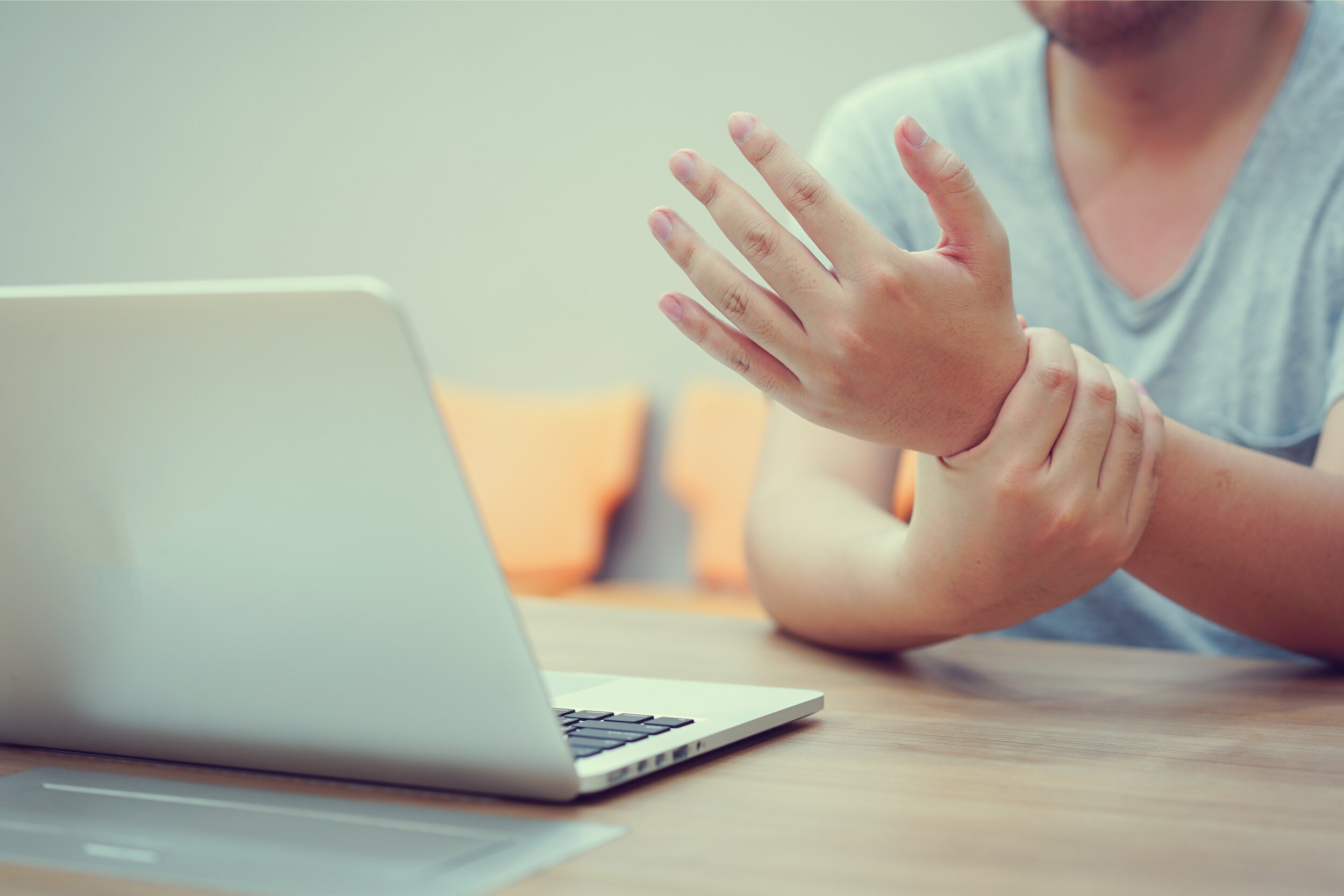 close-up-employee-man-massage-on-his-hand-and-arm-for-relief-pain-from-hard-working-carpal-tunnel_t20_1b0lgO.jpg\"