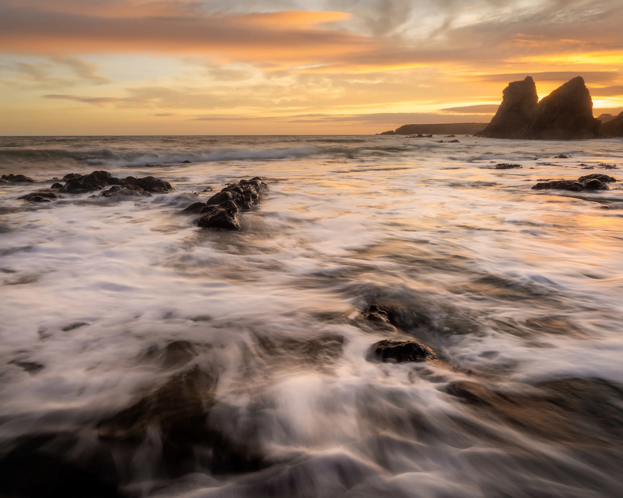 A sunset on Benvoy beach, this was just as the sun set: Note the more yellow/golden color