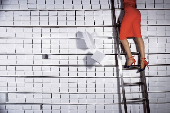 Que le choses soient claires : je ne suis pas si organisée. Photo par Guy Bourdin, 1977