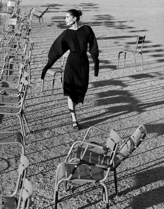 Romy Schonberger - se promenant dans un de mes coins préférés de Paris, les Tuileries - par le photographe Daniel Riera pour le numéro d’avril 2017 de Vogue Mexico.
