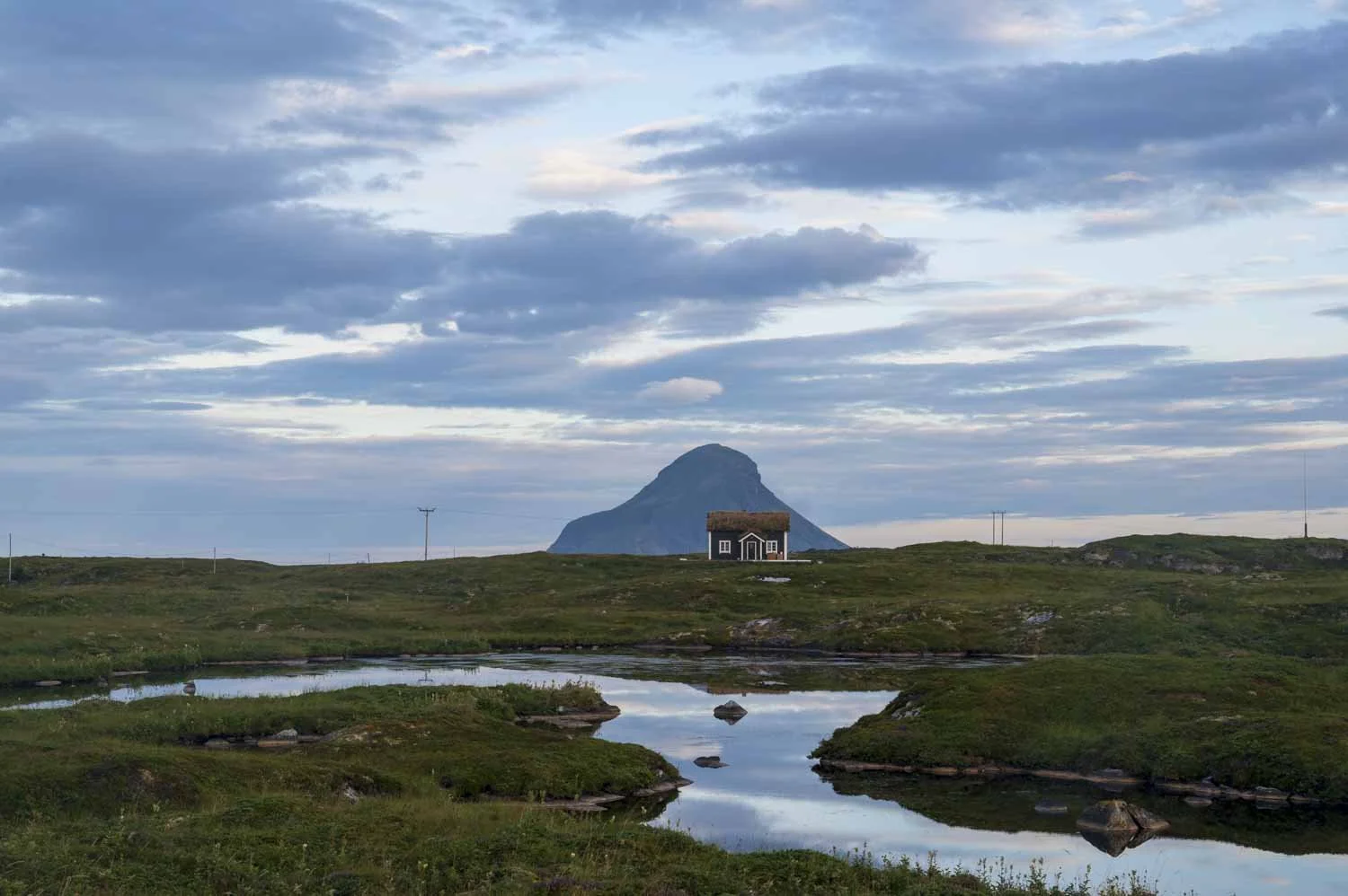 Huset «Smia» med Hestmona i bakgrunnen.