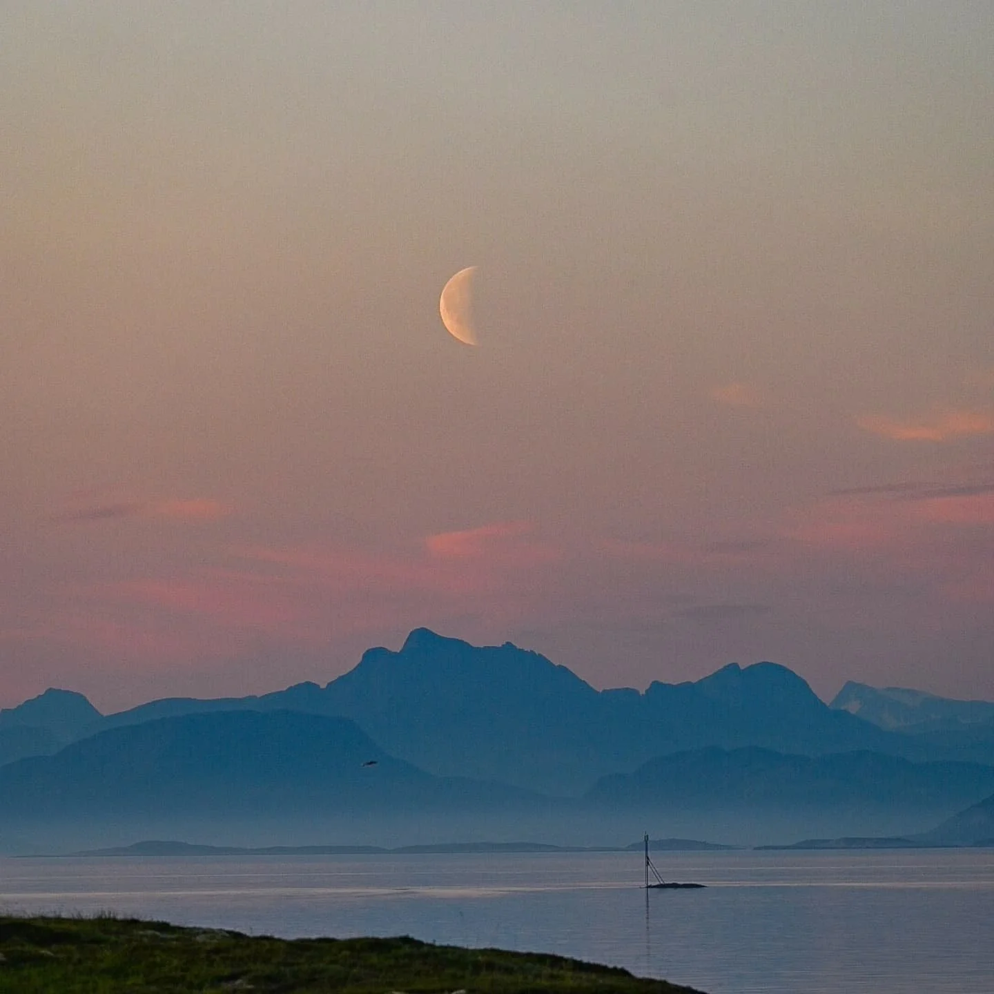 Litt av hva et opphold i Smia kan by p&aring;😊
En nydelig t&oslash;mmerhytte der man virkelig kan hente seg inn og v&aelig;re tett p&aring; naturen. Kom p&aring; bes&oslash;k! Book via Airbnb, GoTohub eller direkte. Det melder sol og varme enda en g