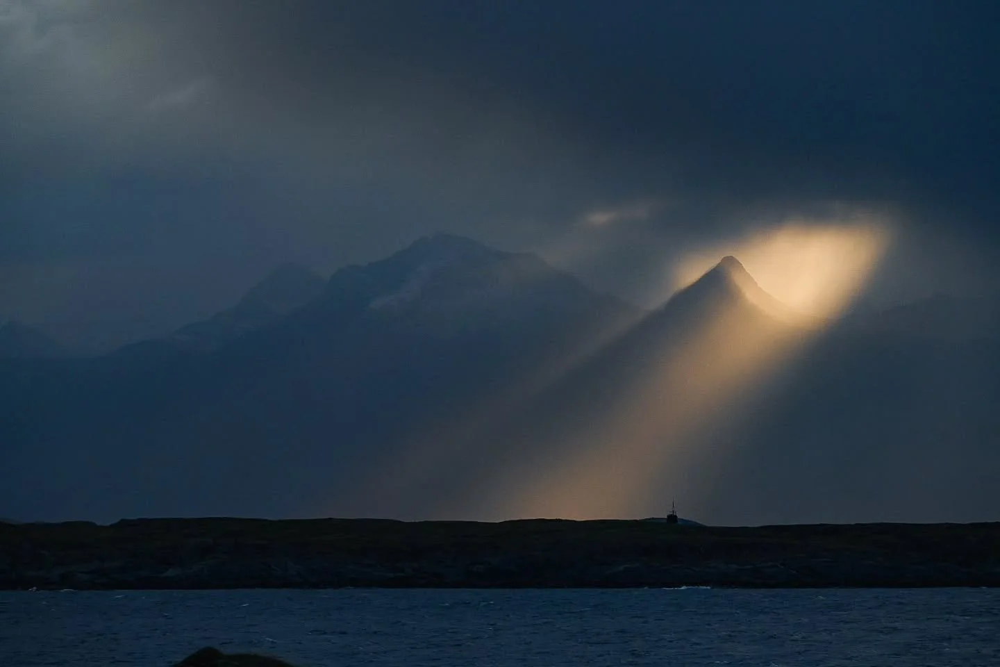 Morning light a windy autum morning
#solv&aelig;r&oslash;yan #sleneset #visitnorway #visithelgelandskysten #vakrehelgelandskysten #utinaturen #utno #h&oslash;stlys #naturfoto #natureaddict