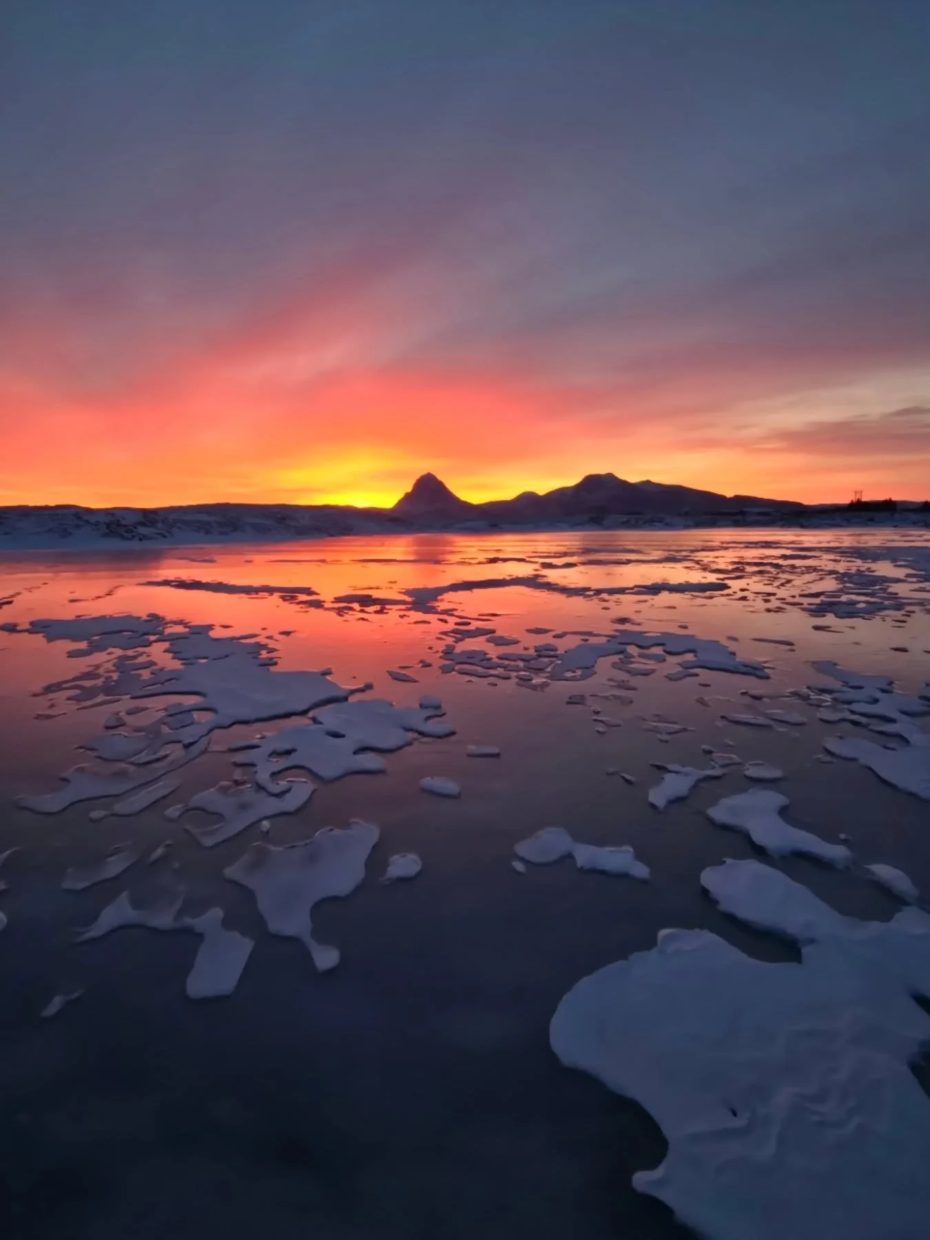 Soloppgang p&aring; siste dag i januar🤩
Velkommen en m&aring;ned n&aelig;rmere sommeren🌟🥰🥳
#januarsol #solv&aelig;r&oslash;yan #sleneset #birdinghelgeland #vakrehelgelandskysten
