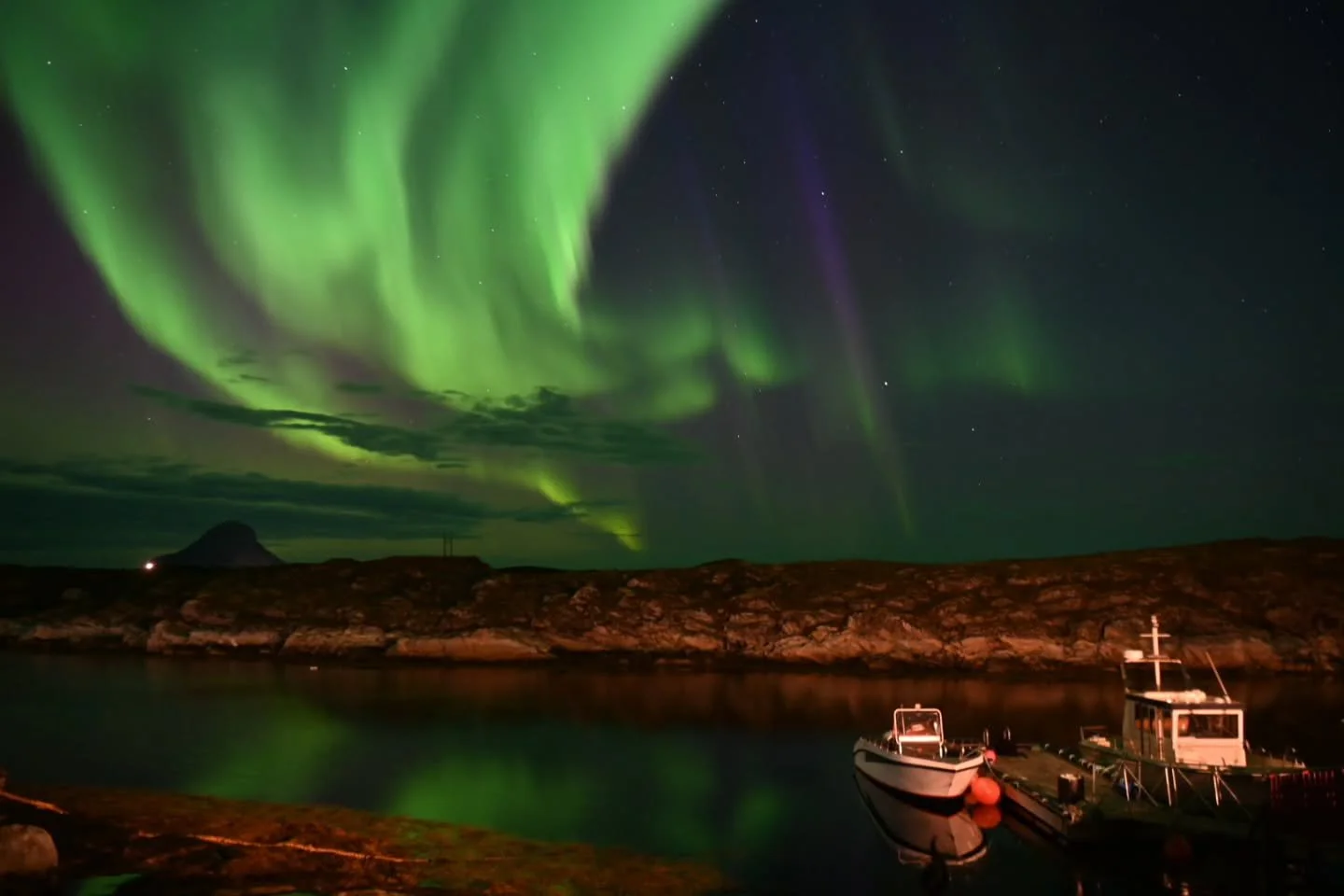 Vakkert nordlysspill i g&aring;r kveld🤩
#auroraborealis #sleneset #solv&aelig;r&oslash;yan #naturephotography #natureaddict #landscapephotography #visitnorway #visithelgeland #nordnorge❤️