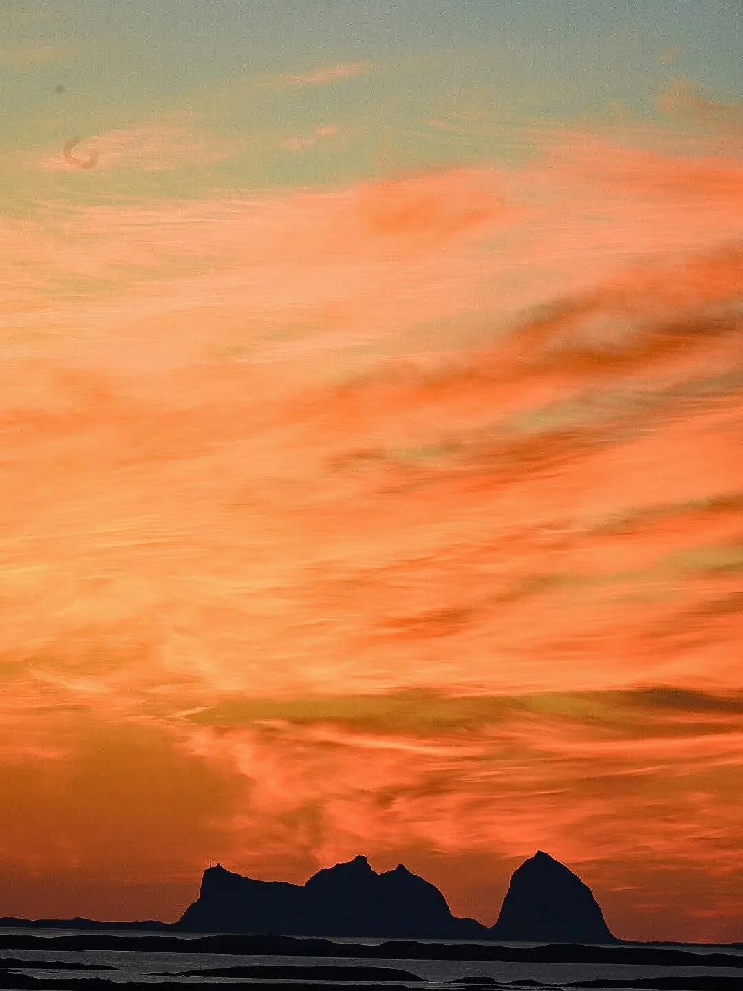 Tr&aelig;na sett fra toppen av Ulv&oslash;ya 29. august.
#vakrehelgelandskysten #tr&aelig;na #lur&oslash;ykommune #solv&aelig;r&oslash;yan #visitnorway #visithelgeland #sunset #naturephotography #natureaddict #utno #magnificantnature