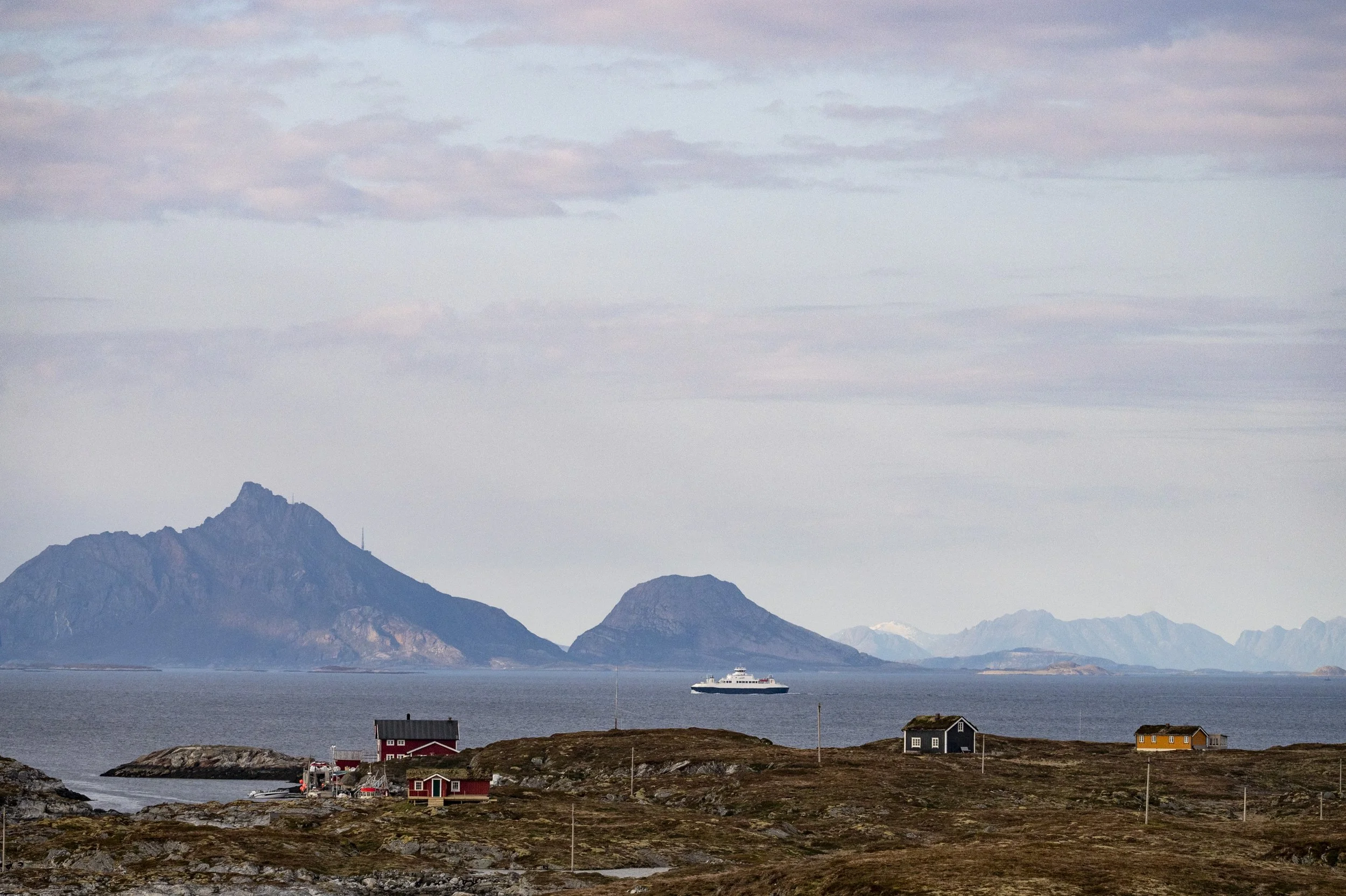Utsikt fra Smia mot Hestmona med hurtigbåten som drar forbi