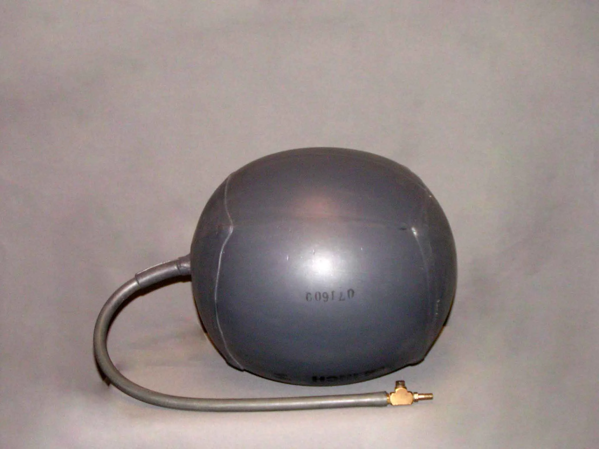 Type “B” Bag (Natural Gum Rubber) shown with optional valve. The Brass Tee connection allows for the option to attach a pressure gauge (to read pressure in the bag).