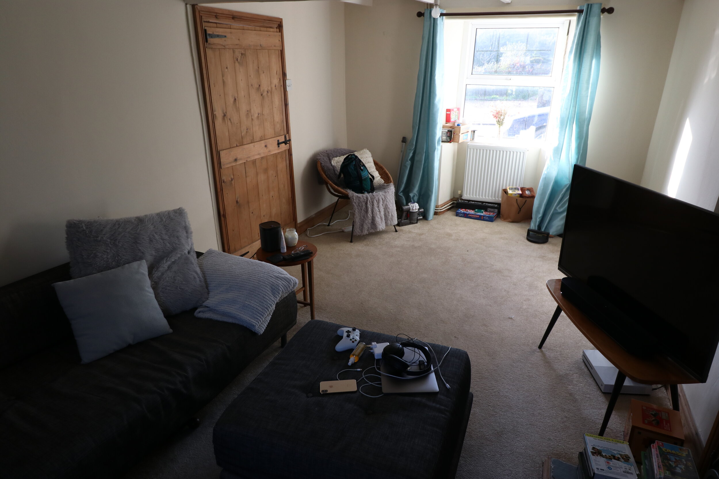 livingroombefore1.JPG