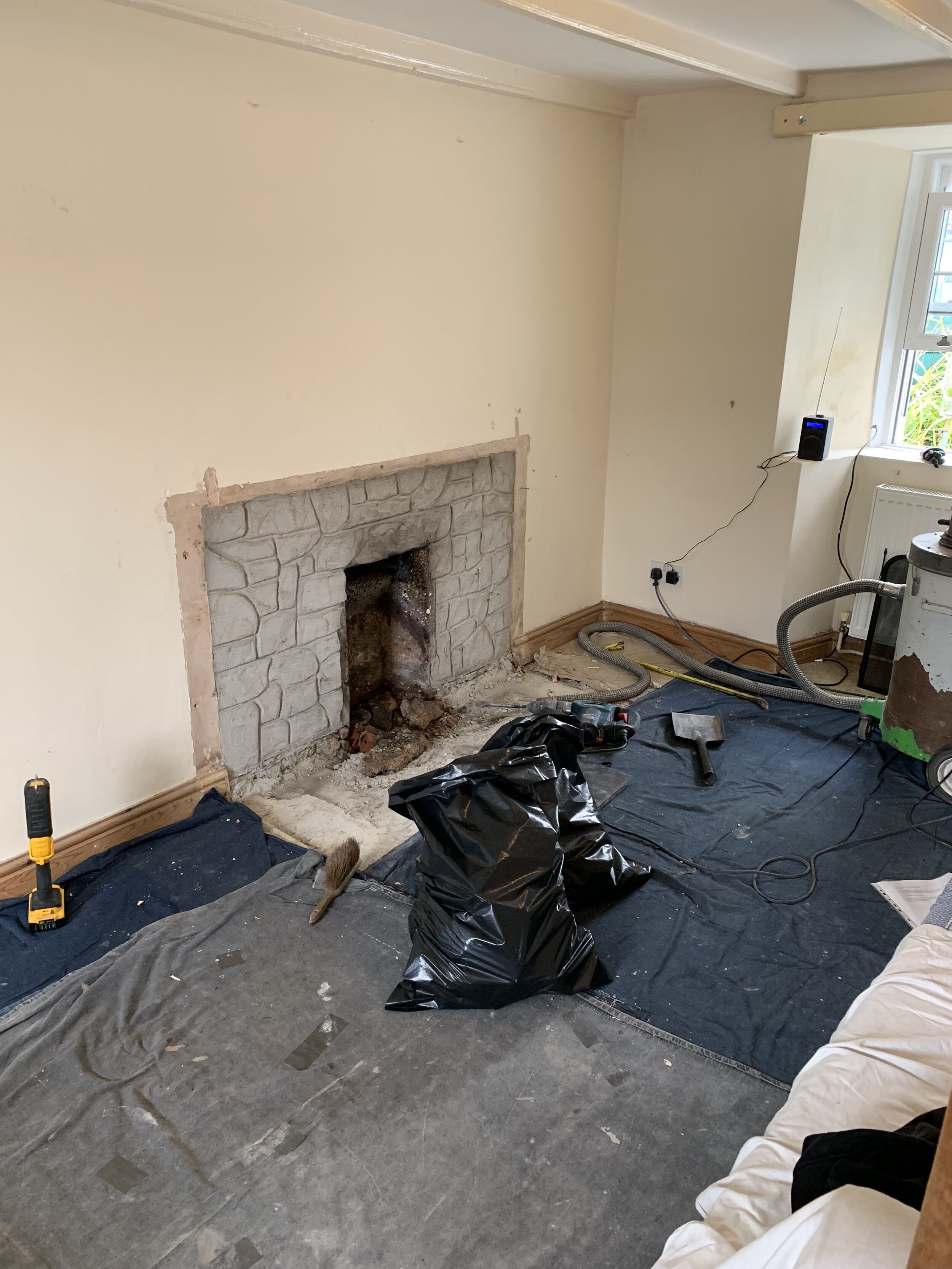 livingroomfireplacebefore.JPG