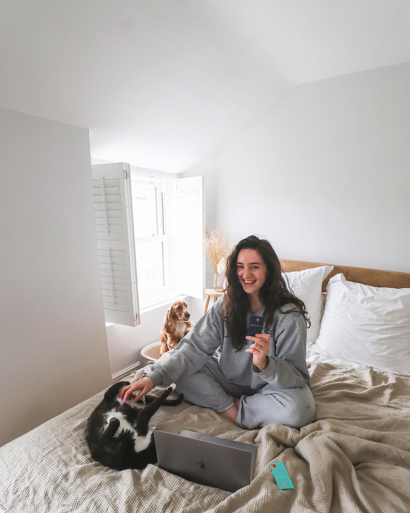 #ad Working from home is hard with all these fluffy distractions 🐱🐶 I&rsquo;ve been dedicated to learning more about finance recently and wanted to share about ethical and sustainable banking. 
I switched to @starlingbank around three years ago whe