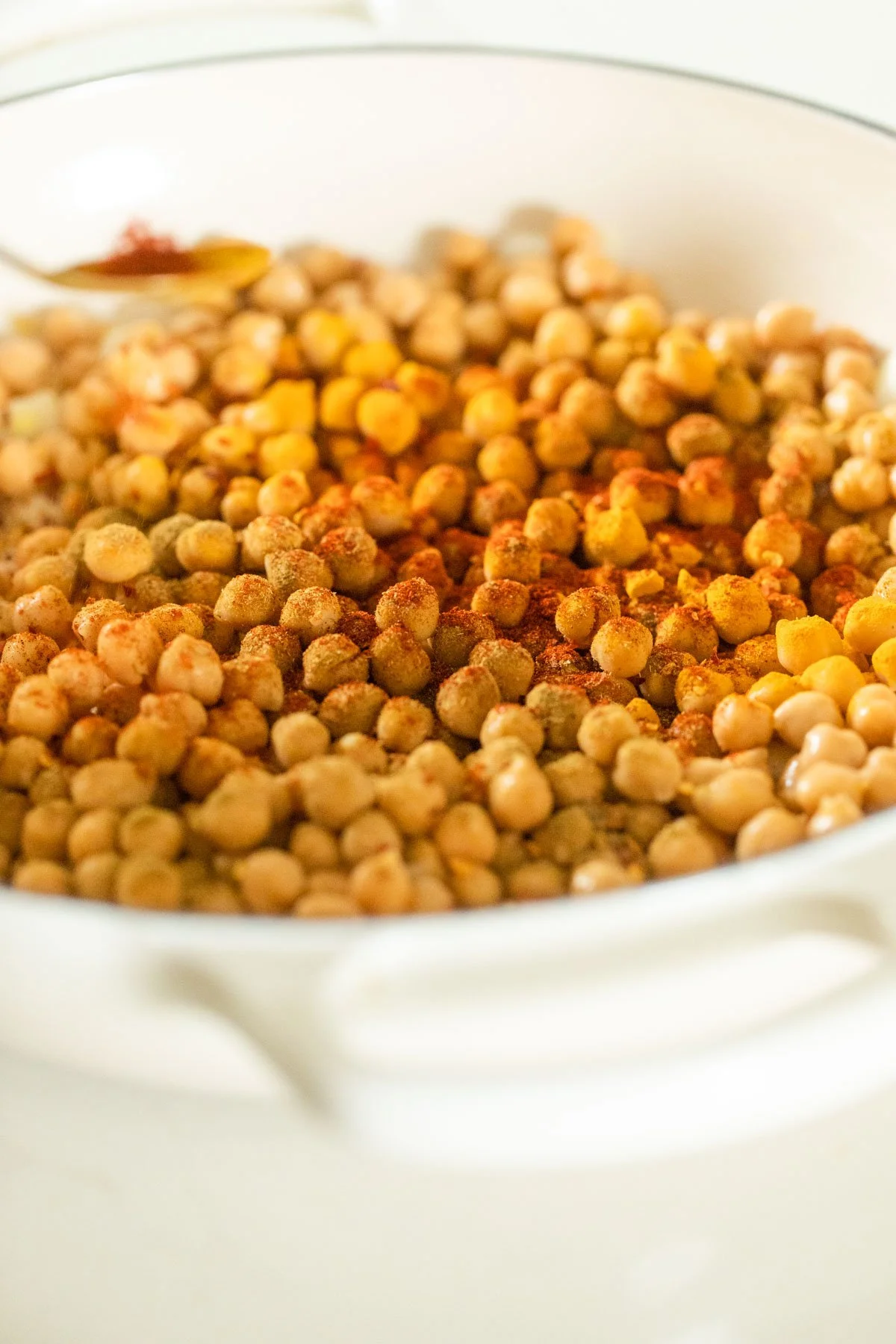 Cooking chickpeas in spices