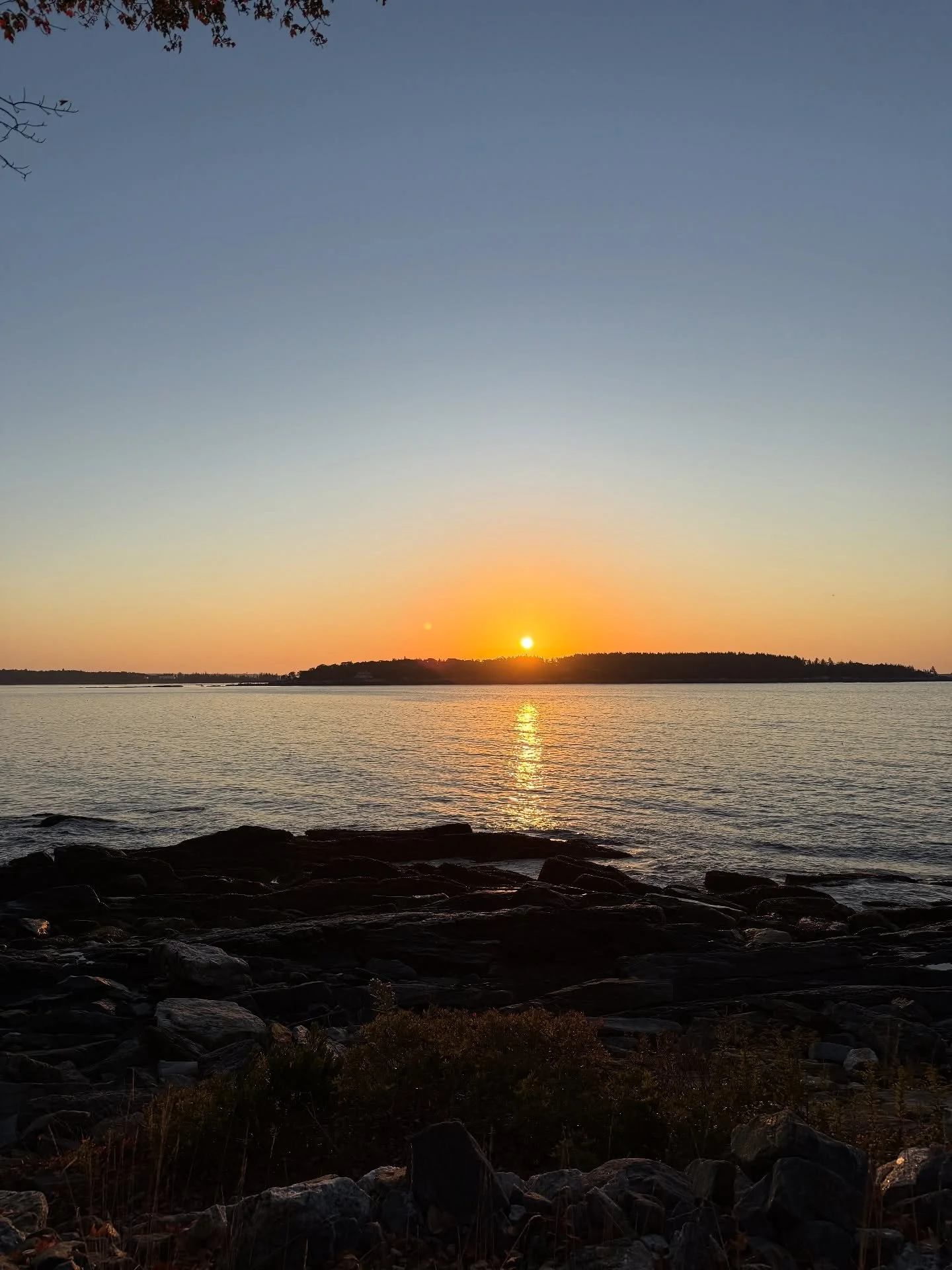 Hello sun! Happy Monday! 
#sunrise #eastboothbay #morningmeditation