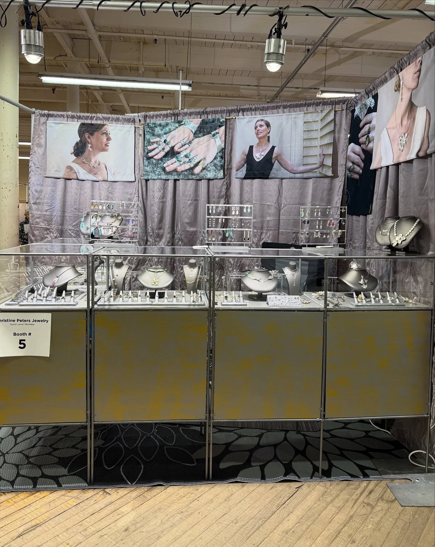 Today is the final day for the Brunswick Guild Fine Craft Show! Come on over to Fort Andross and see all the wonderful craft. We are here til 4pm. 
@maine_crafts_association @shopmainecraft #christinepetersjewelry