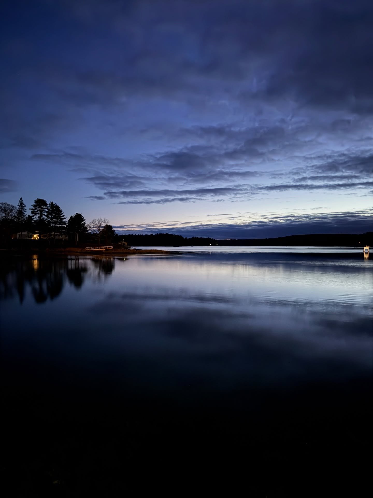 Late day walk&mdash;It&rsquo;s only 5:06pm! But man it&rsquo;s beautiful! 
#novemberinmaine #walkswithcoal #damariscottariver
