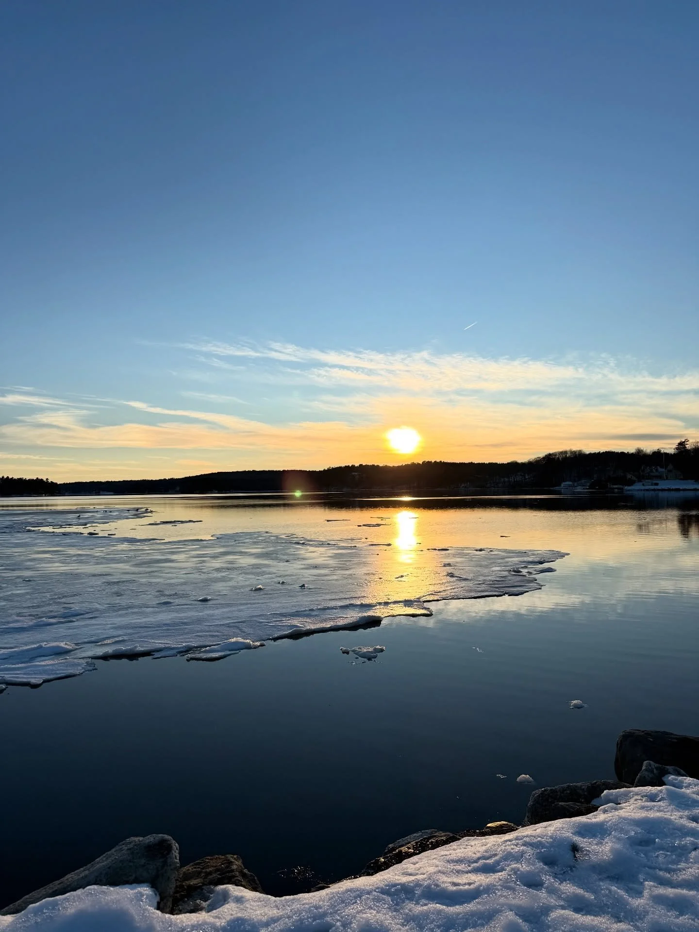 Blue skies and setting sun&mdash;grateful for the beautiful day! 
#sunset #damariscottariver