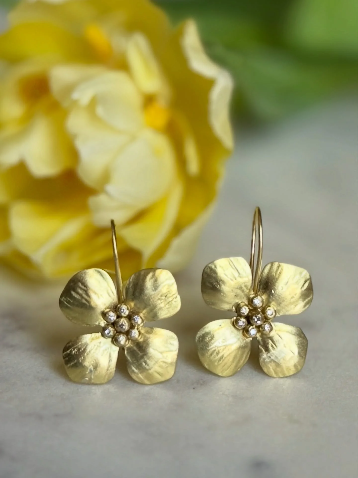 Gold dogwood flower earrings with tiny diamond centers that sparkle ✨. They&rsquo;re like wearing sunshine! ☀️ ☀️
#christinepetersjewelry #ooakearrings #treatyourself