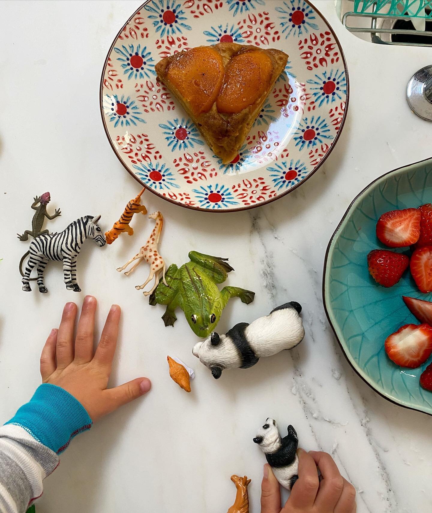 Morning menagerie. @alicelouisewaters Santa Rosa plum cake made with&hellip;apricots. Plus a tiny toddler hand for scale and his little zoo of animals. Happy Friday everyone!
&mdash;
#zoo #cake #baker #apricot #alicewatersrecipe #foodie #sweets #brea
