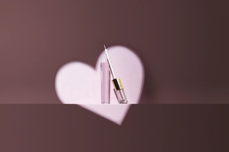 Roselash de Rosegold bajo una luz rosa en forma de corazón