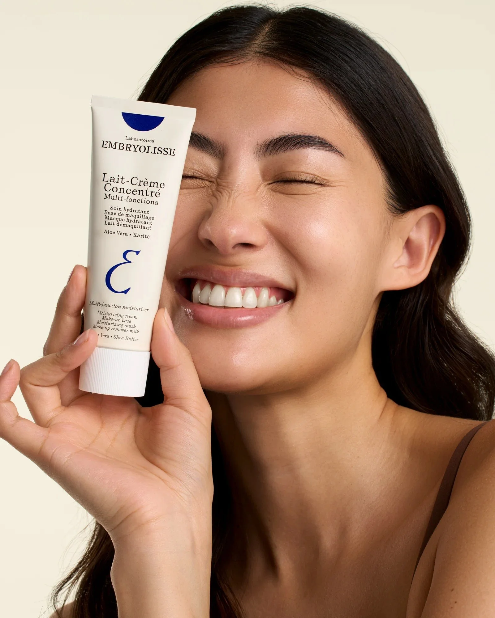 Modelo con Lait-Crème Concentré de Embryolisse
