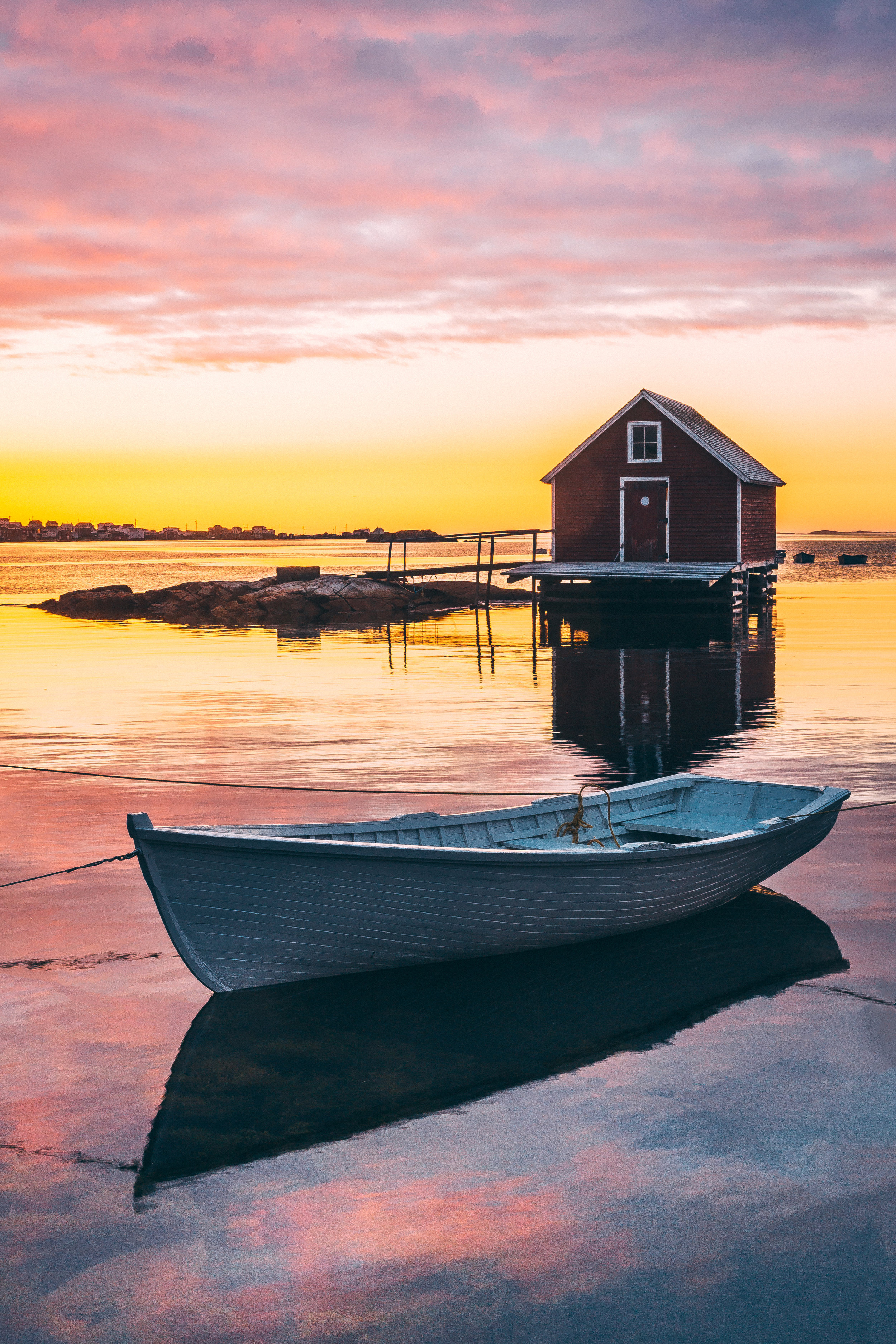 But we couldn’t help to notice this wooden boat full of character, and we could only imagine the countless stunning sunsets it had long been made part of over its years.
