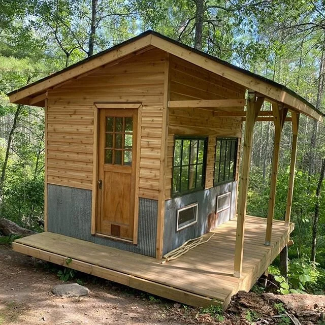 We got the siding up this weekend, thanks to our friend Cary and @modernnorthwoodslumberjack .
.
.
.
#writerscabin #writershack #reclaimedmaterials #tinyhouse #microcabin #52adventures